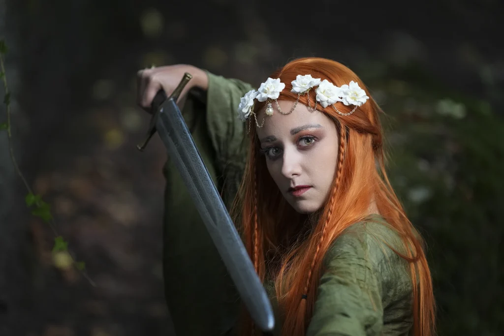 Frau mit rotem Haar, Schwert und Blumenkranz in einer Fantasy-Rolle